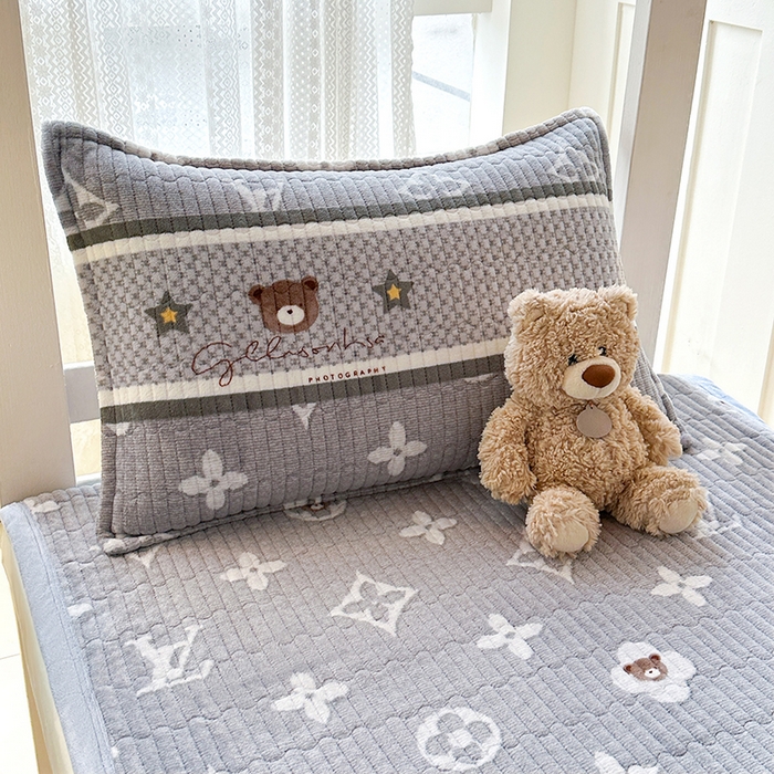 91家纺网 家纺一手货源 找家纺 丫丫家纺 2025新款牛奶绒床盖 灰灰熊