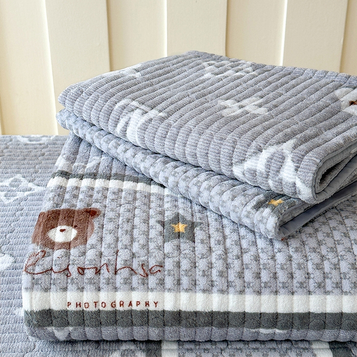 91家纺网 家纺一手货源 找家纺 丫丫家纺 2025新款牛奶绒床盖 灰灰熊