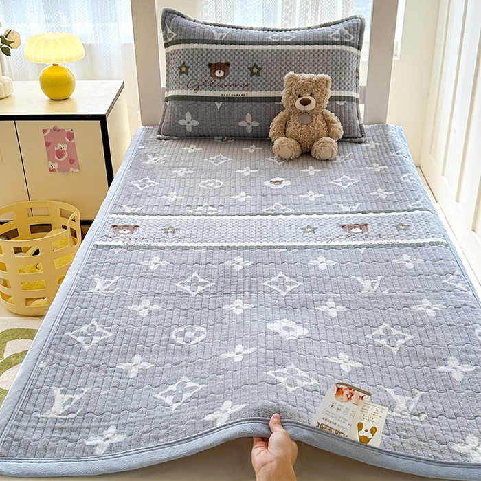 91家纺网 家纺一手货源 找家纺 丫丫家纺 2025新款牛奶绒床盖 灰灰熊