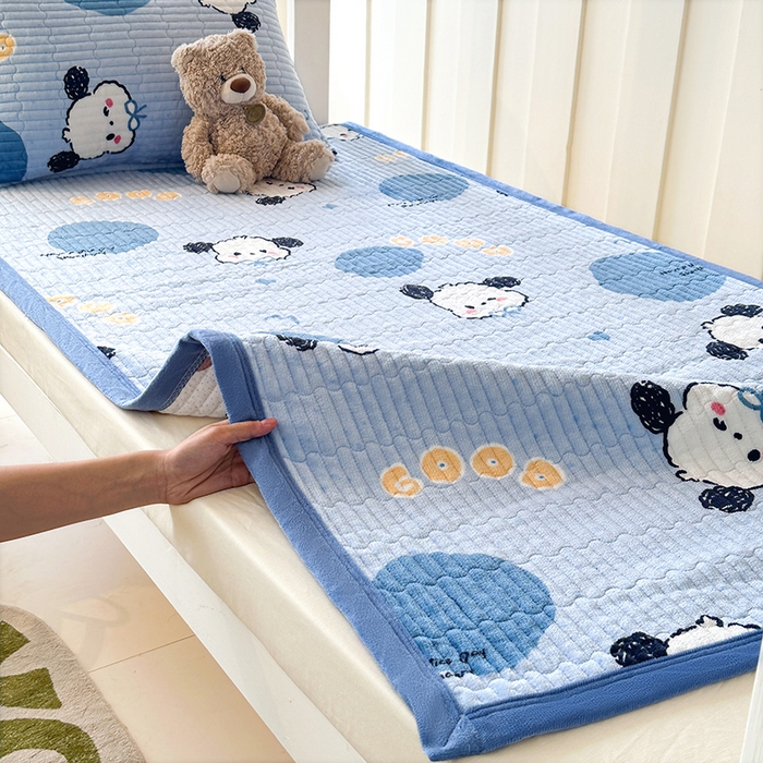 91家纺网 家纺一手货源 找家纺 丫丫家纺 2025新款牛奶绒床盖 蓝色恰恰狗