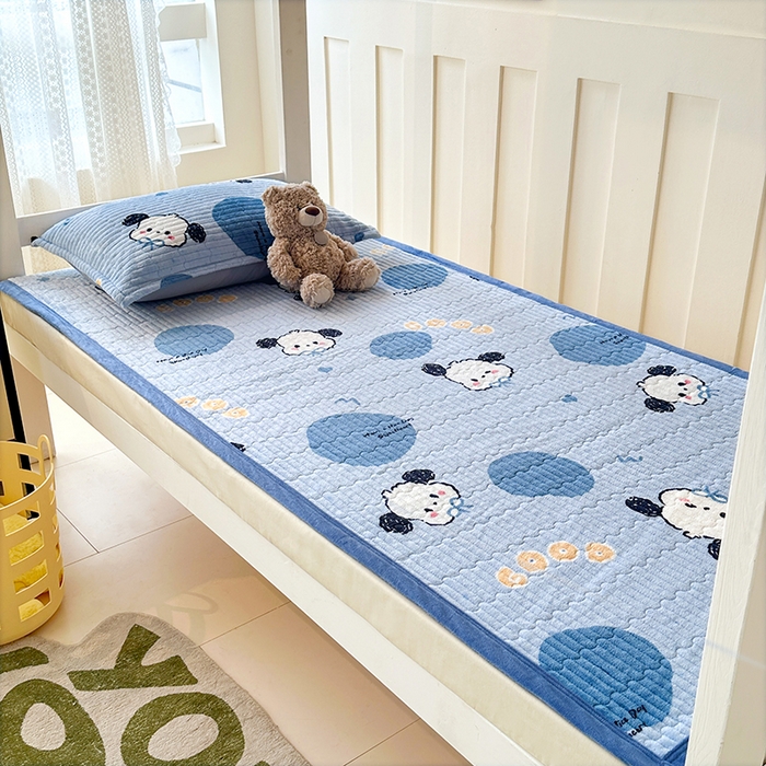 91家纺网 家纺一手货源 找家纺 丫丫家纺 2025新款牛奶绒床盖 蓝色恰恰狗