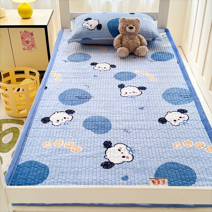 91家纺网 家纺一手货源 找家纺 丫丫家纺 2025新款牛奶绒床盖 蓝色恰恰狗