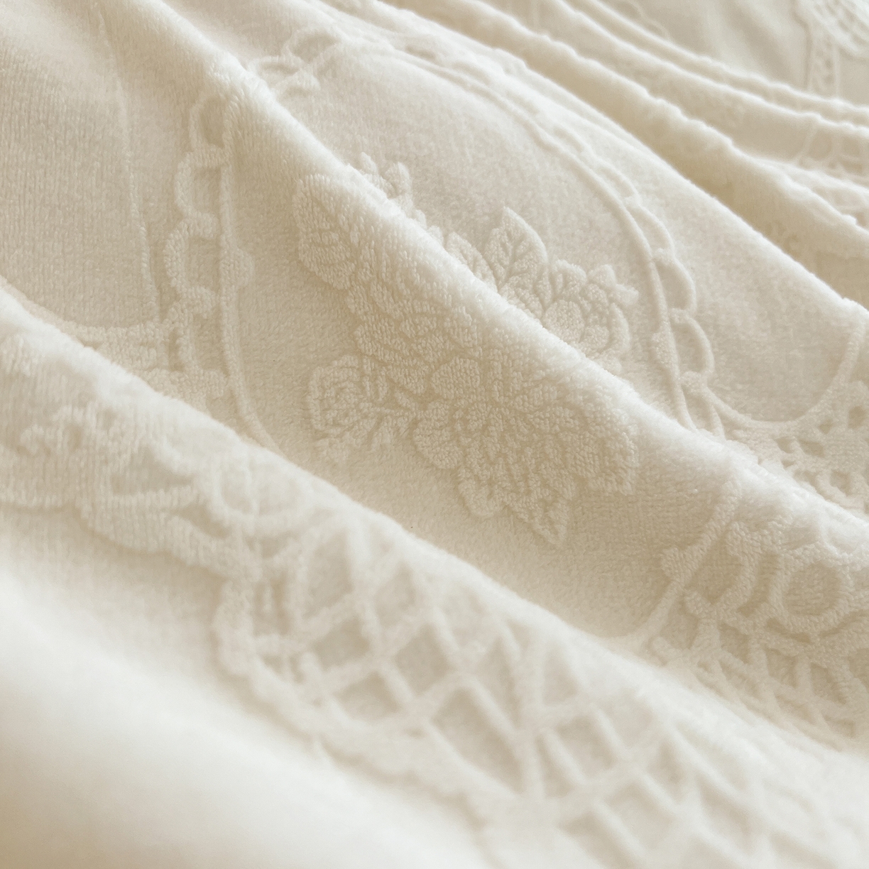 91家纺网 家纺一手货源 找家纺 安哆啦家纺 2025新款法式雕花牛奶绒花边四件套 蕾丝花-白咖