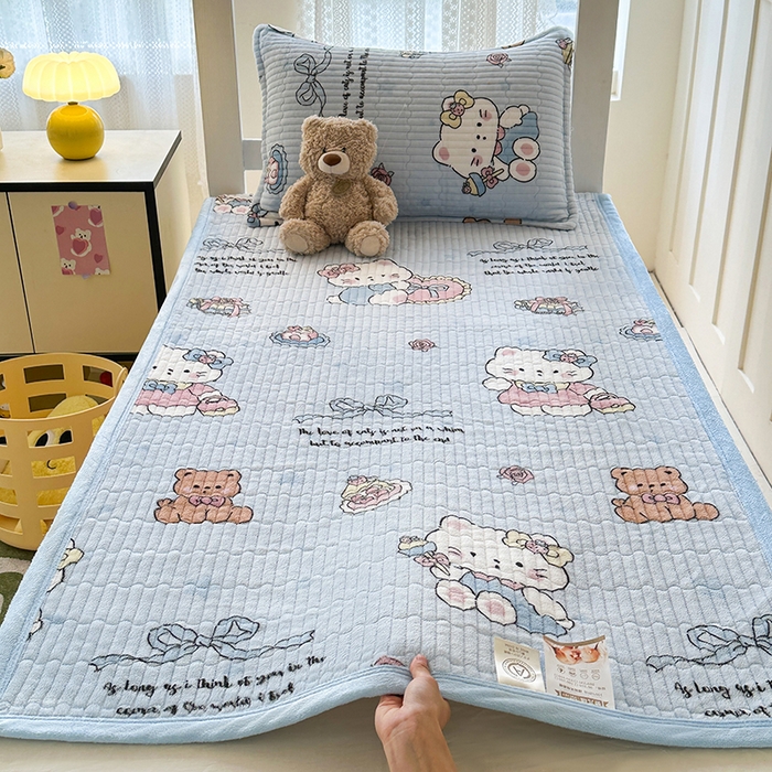 91家纺网 家纺一手货源 找家纺 丫丫家纺 2025新款牛奶绒床盖 猫咪酱