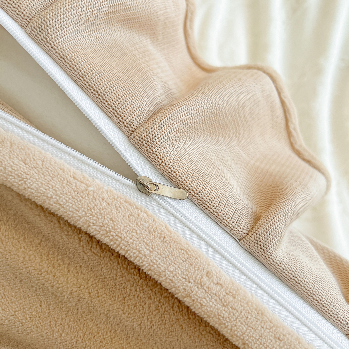 91家纺网 家纺一手货源 找家纺 安哆啦家纺 2025新款法式雕花牛奶绒花边四件套 蕾丝花-白咖