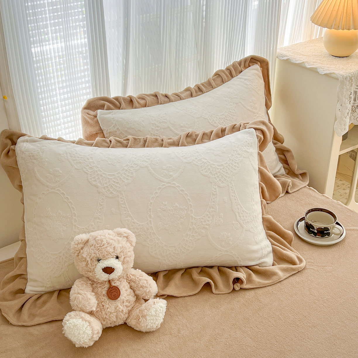 91家纺网 家纺一手货源 找家纺 安哆啦家纺 2025新款法式雕花牛奶绒花边四件套 蕾丝花-白咖