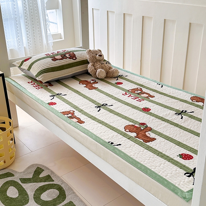 91家纺网 家纺一手货源 找家纺 丫丫家纺 2025新款牛奶绒床盖 玫瑰熊仔