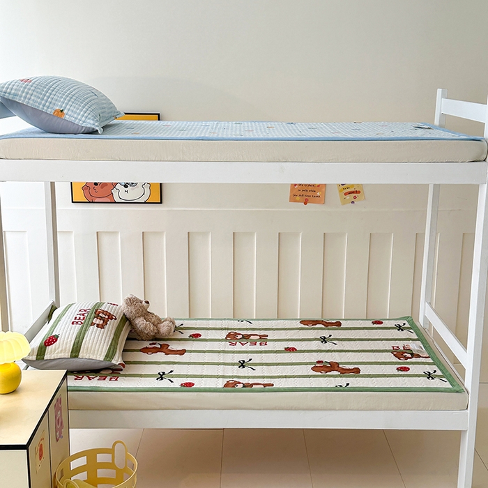 91家纺网 家纺一手货源 找家纺 丫丫家纺 2025新款牛奶绒床盖 玫瑰熊仔