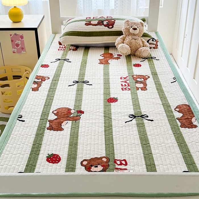 91家纺网 家纺一手货源 找家纺 丫丫家纺 2025新款牛奶绒床盖 玫瑰熊仔