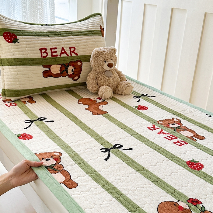 91家纺网 家纺一手货源 找家纺 丫丫家纺 2025新款牛奶绒床盖 玫瑰熊仔