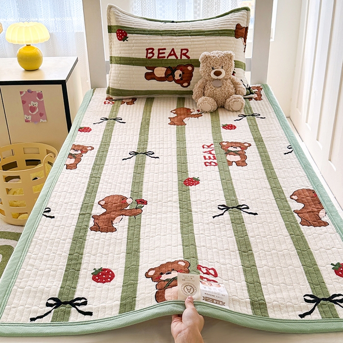 91家纺网 家纺一手货源 找家纺 丫丫家纺 2025新款牛奶绒床盖 玫瑰熊仔