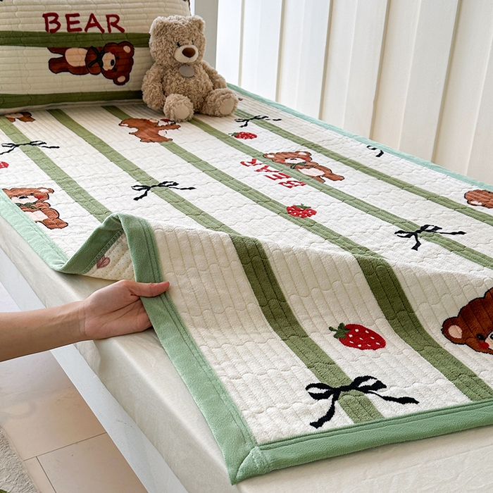 91家纺网 家纺一手货源 找家纺 丫丫家纺 2025新款牛奶绒床盖 玫瑰熊仔