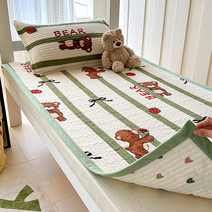 91家纺网 家纺一手货源 找家纺 丫丫家纺 2025新款牛奶绒床盖 玫瑰熊仔