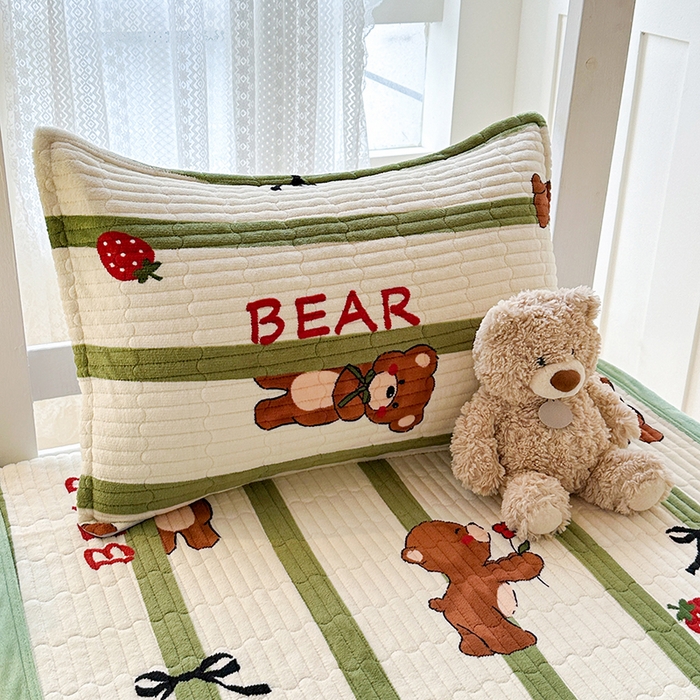 91家纺网 家纺一手货源 找家纺 丫丫家纺 2025新款牛奶绒床盖 玫瑰熊仔