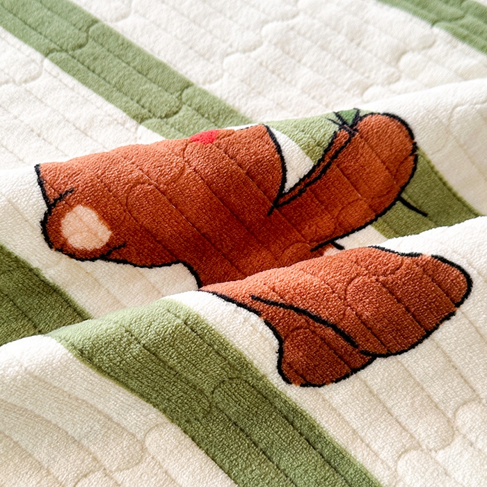 91家纺网 家纺一手货源 找家纺 丫丫家纺 2025新款牛奶绒床盖 玫瑰熊仔