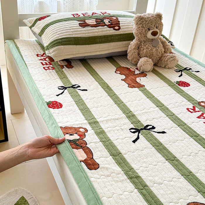 91家纺网 家纺一手货源 找家纺 丫丫家纺 2025新款牛奶绒床盖 玫瑰熊仔