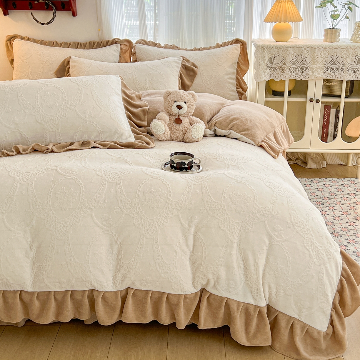 91家纺网 家纺一手货源 找家纺 安哆啦家纺 2025新款法式雕花牛奶绒花边四件套 蕾丝花-白咖