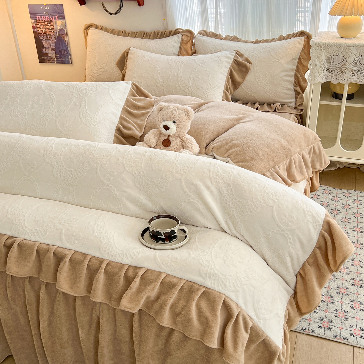 91家纺网 家纺一手货源 找家纺 安哆啦家纺 2025新款法式雕花牛奶绒花边四件套 蕾丝花-白咖