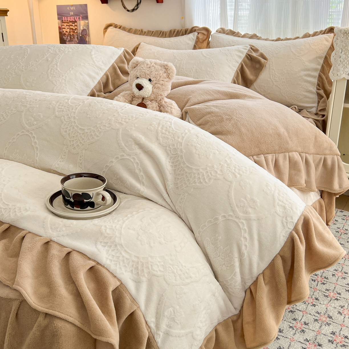 91家纺网 家纺一手货源 找家纺 安哆啦家纺 2025新款法式雕花牛奶绒花边四件套 蕾丝花-白咖