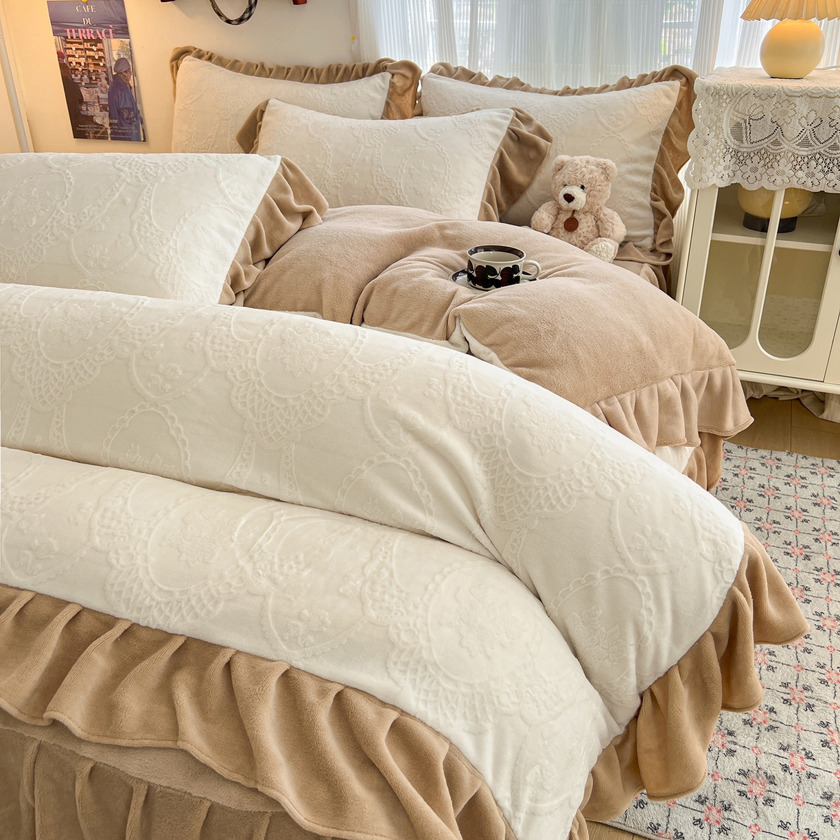 91家纺网 家纺一手货源 找家纺 安哆啦家纺 2025新款法式雕花牛奶绒花边四件套 蕾丝花-白咖