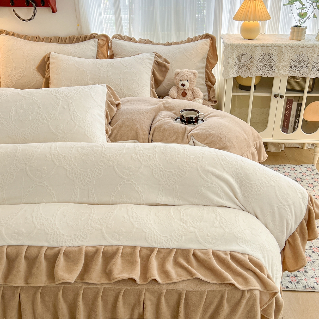 91家纺网 家纺一手货源 找家纺 安哆啦家纺 2025新款法式雕花牛奶绒花边四件套 蕾丝花-白咖