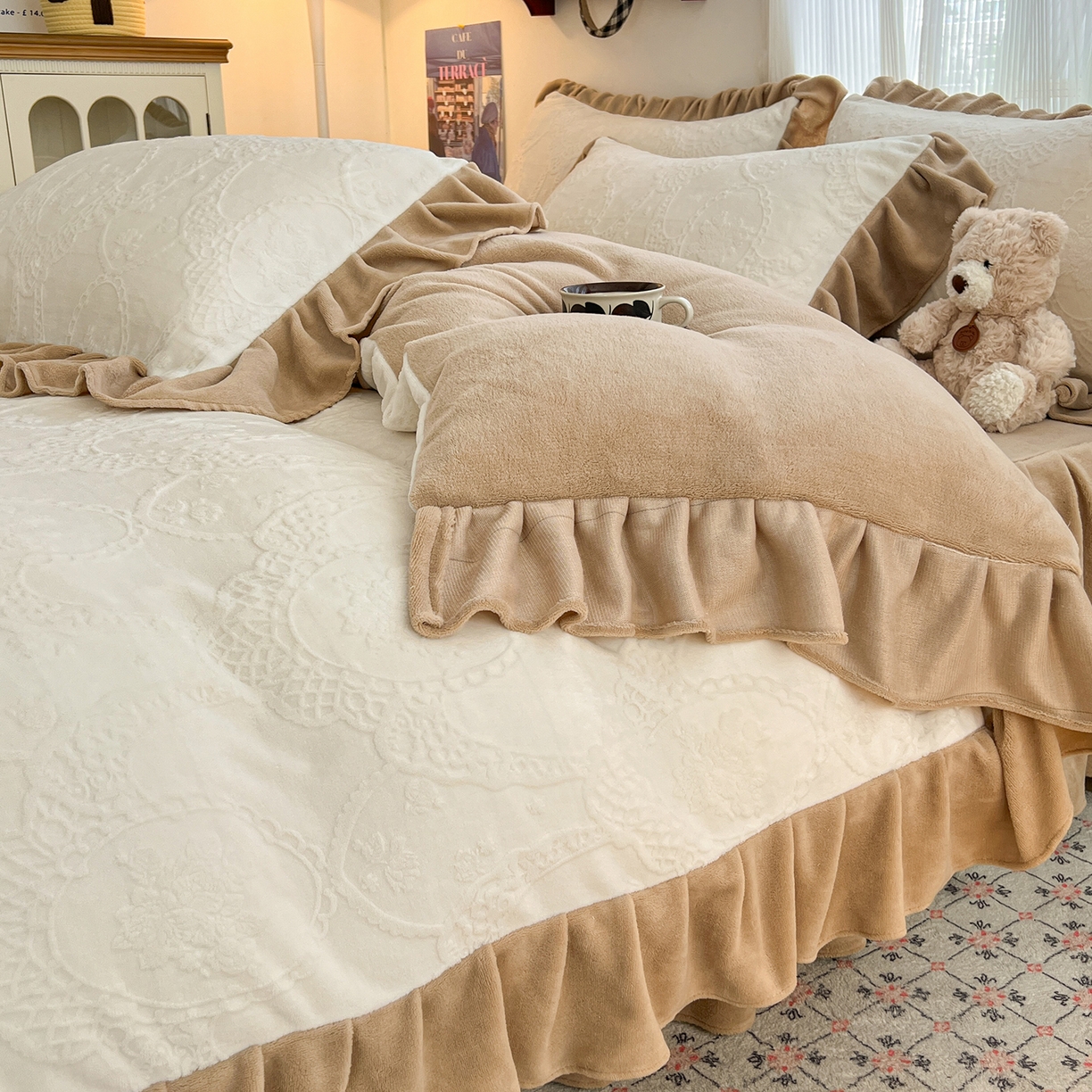 91家纺网 家纺一手货源 找家纺 安哆啦家纺 2025新款法式雕花牛奶绒花边四件套 蕾丝花-白咖