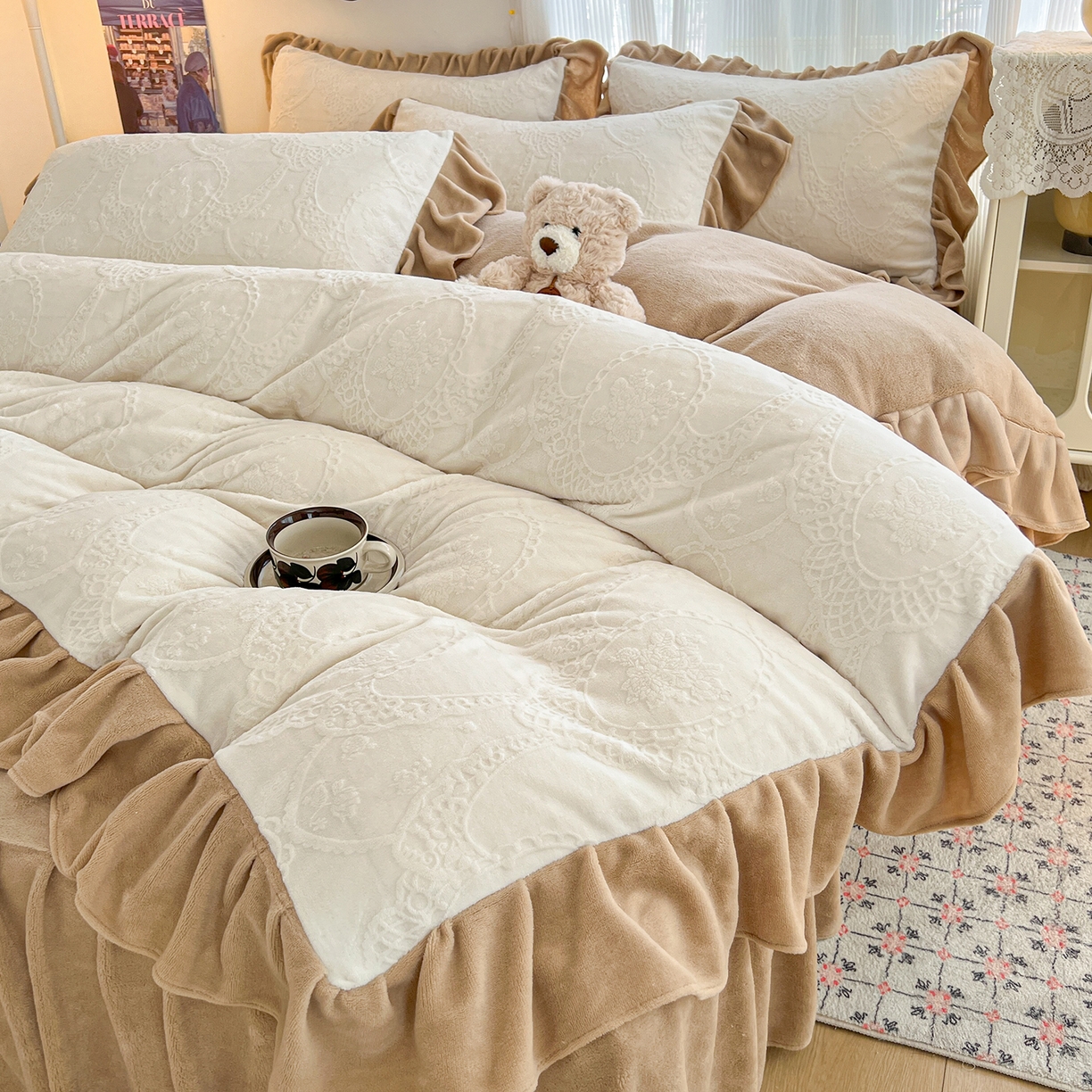 91家纺网 家纺一手货源 找家纺 安哆啦家纺 2025新款法式雕花牛奶绒花边四件套 蕾丝花-白咖