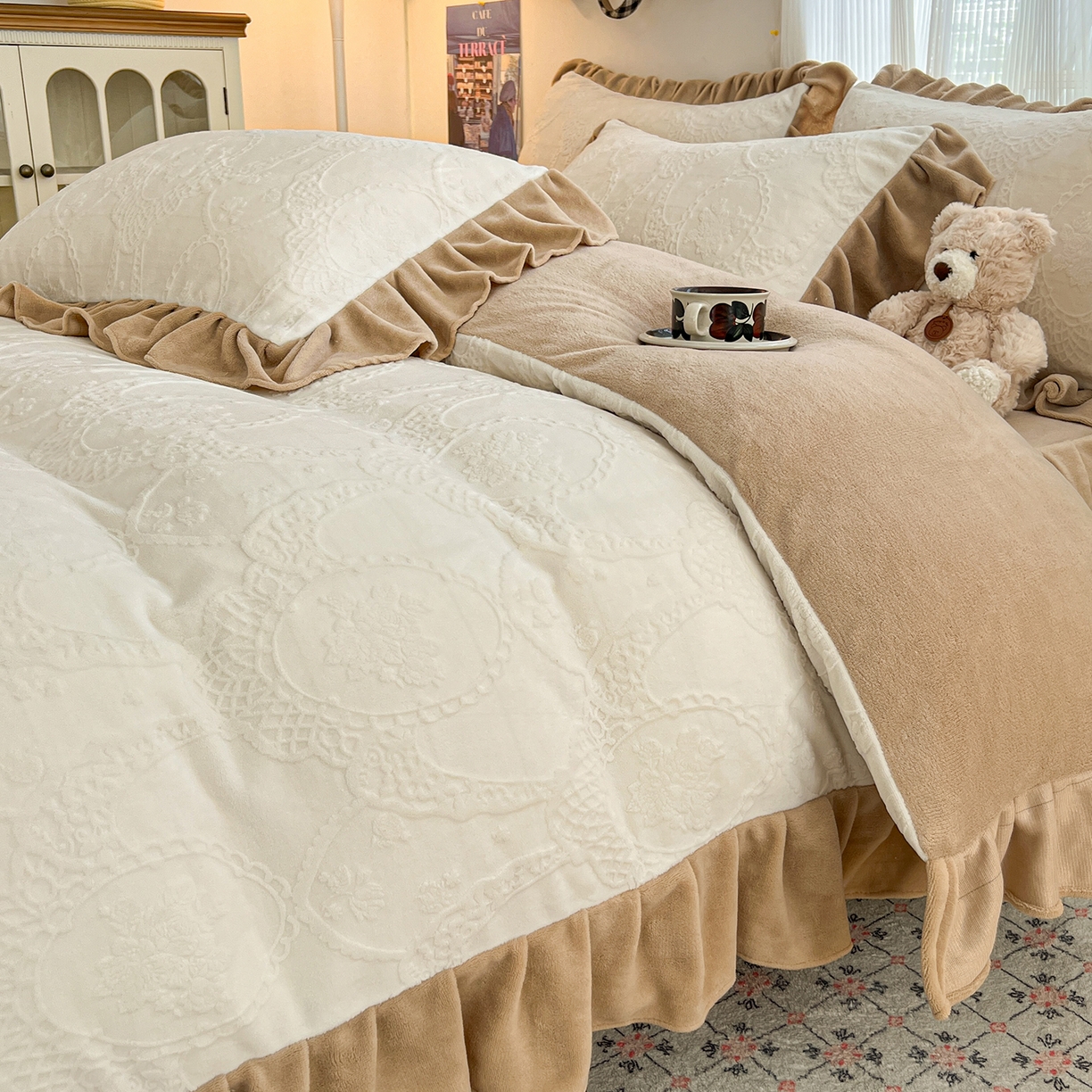 91家纺网 家纺一手货源 找家纺 安哆啦家纺 2025新款法式雕花牛奶绒花边四件套 蕾丝花-白咖