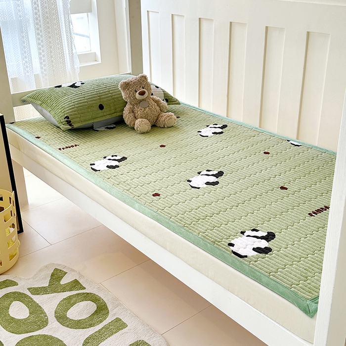 91家纺网 家纺一手货源 找家纺 丫丫家纺 2025新款牛奶绒床盖 熊猫绿