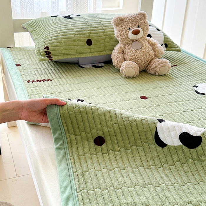 91家纺网 家纺一手货源 找家纺 丫丫家纺 2025新款牛奶绒床盖 熊猫绿