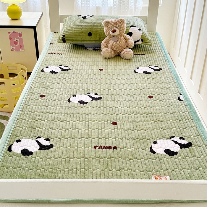 91家纺网 家纺一手货源 找家纺 丫丫家纺 2025新款牛奶绒床盖 熊猫绿