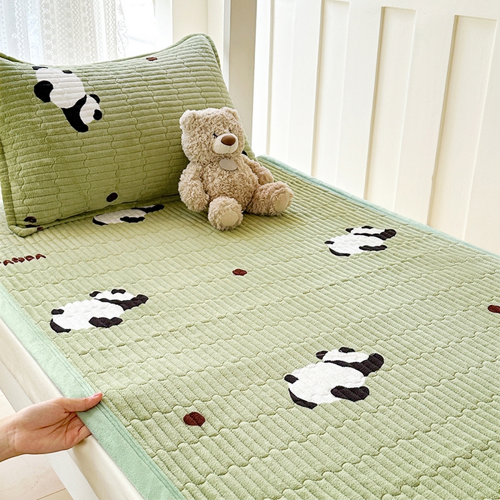 91家纺网 家纺一手货源 找家纺 丫丫家纺 2025新款牛奶绒床盖 熊猫绿