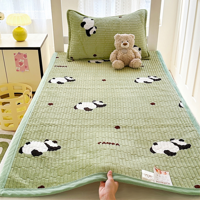 91家纺网 家纺一手货源 找家纺 丫丫家纺 2025新款牛奶绒床盖 熊猫绿
