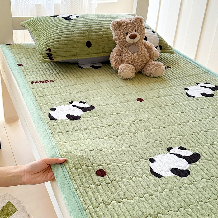 91家纺网 家纺一手货源 找家纺 丫丫家纺 2025新款牛奶绒床盖 熊猫绿