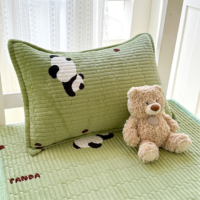 91家纺网 家纺一手货源 找家纺 丫丫家纺 2025新款牛奶绒床盖 熊猫绿