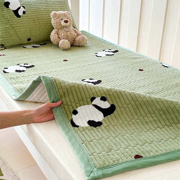 91家纺网 家纺一手货源 找家纺 丫丫家纺 2025新款牛奶绒床盖 熊猫绿