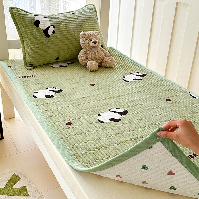 91家纺网 家纺一手货源 找家纺 丫丫家纺 2025新款牛奶绒床盖 熊猫绿