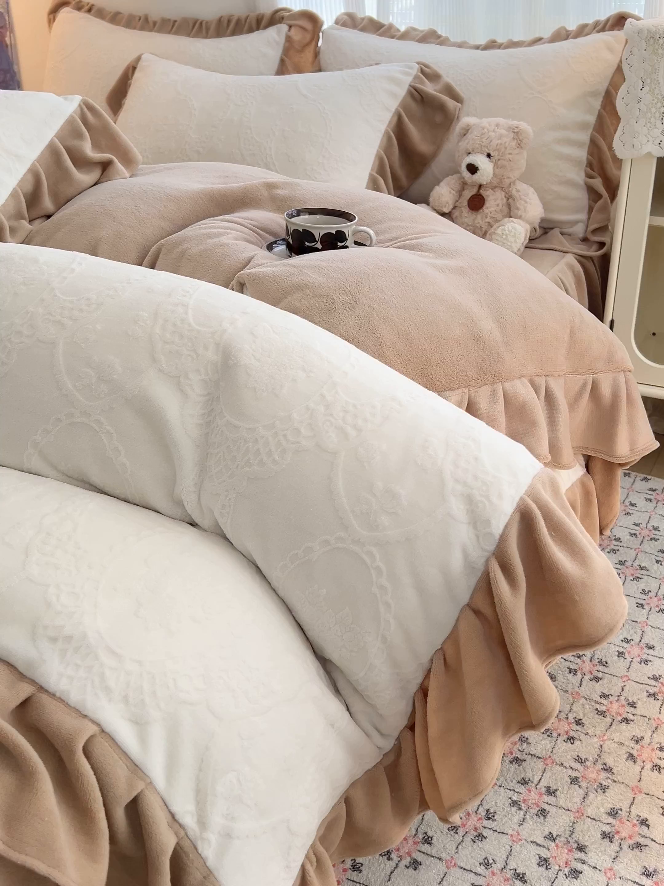 91家纺网 家纺一手货源 找家纺 安哆啦家纺 2025新款法式雕花牛奶绒花边四件套 蕾丝花-白咖