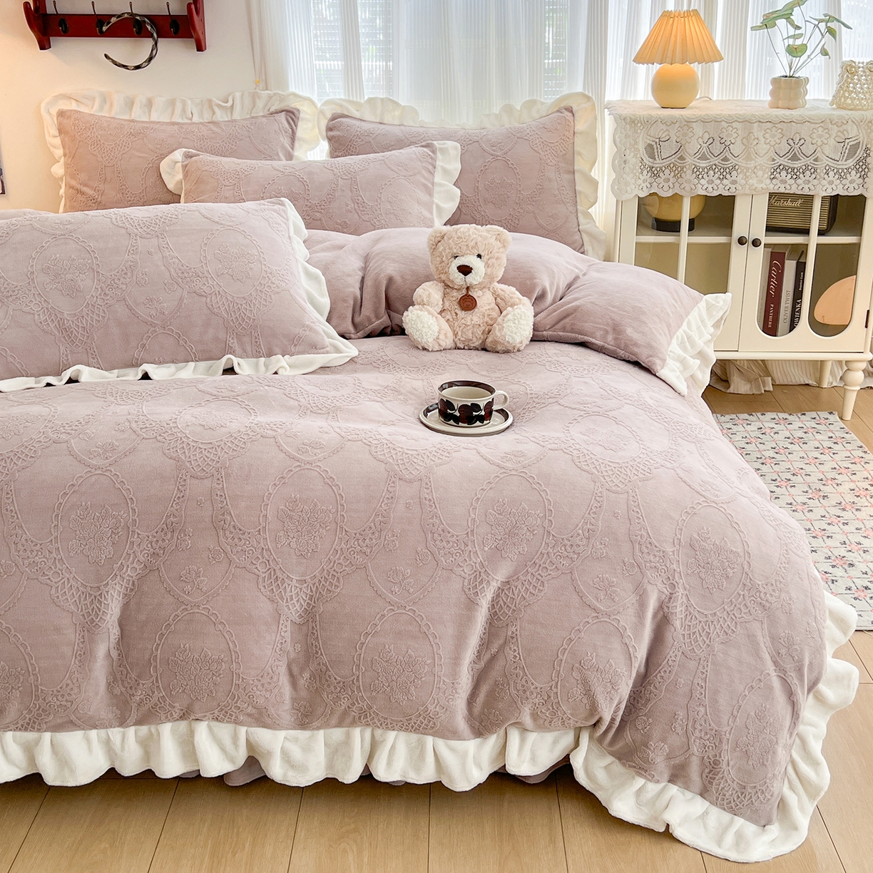 91家纺网 家纺一手货源 找家纺 安哆啦家纺 2025新款法式雕花牛奶绒花边四件套 蕾丝花-灰