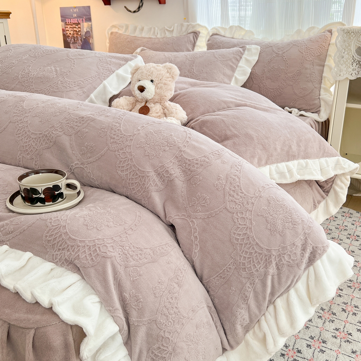 91家纺网 家纺一手货源 找家纺 安哆啦家纺 2025新款法式雕花牛奶绒花边四件套 蕾丝花-灰