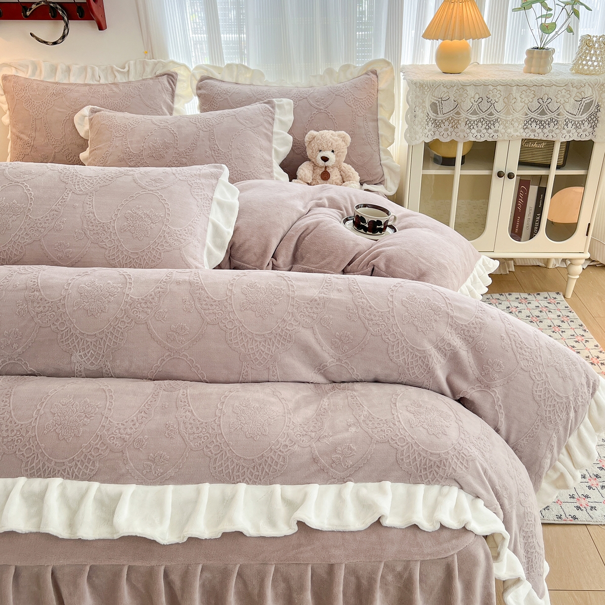 91家纺网 家纺一手货源 找家纺 安哆啦家纺 2025新款法式雕花牛奶绒花边四件套 蕾丝花-灰