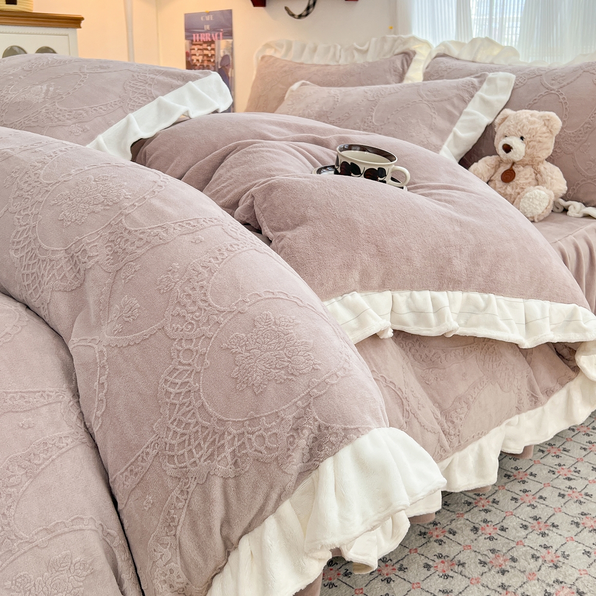 91家纺网 家纺一手货源 找家纺 安哆啦家纺 2025新款法式雕花牛奶绒花边四件套 蕾丝花-灰