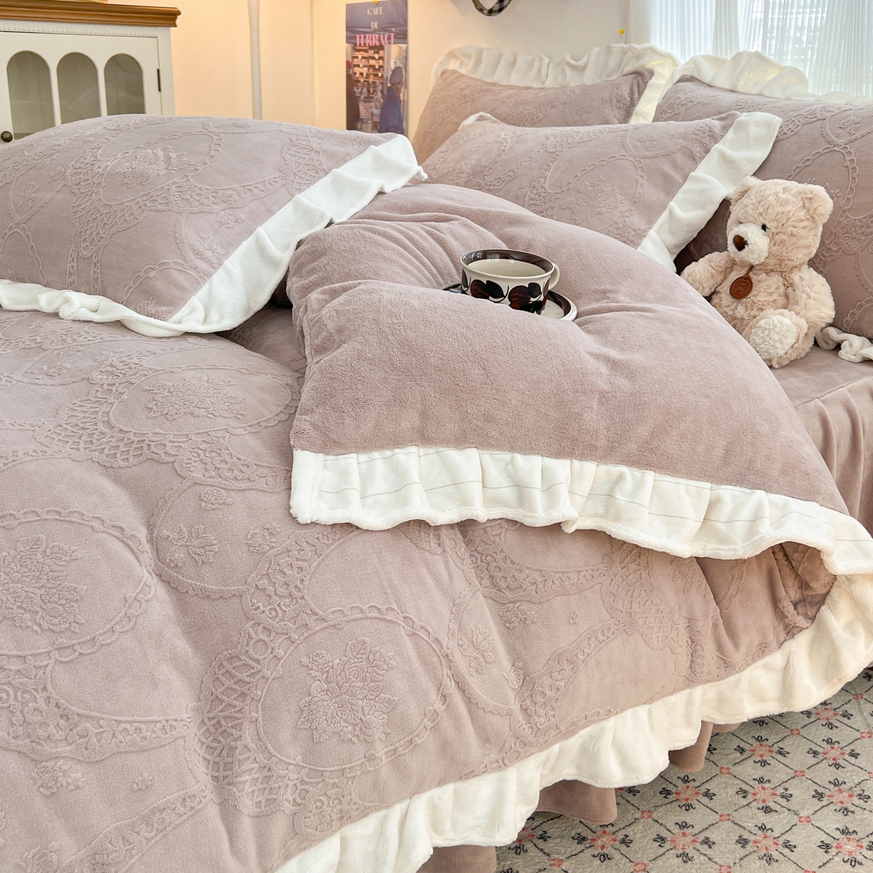 91家纺网 家纺一手货源 找家纺 安哆啦家纺 2025新款法式雕花牛奶绒花边四件套 蕾丝花-灰