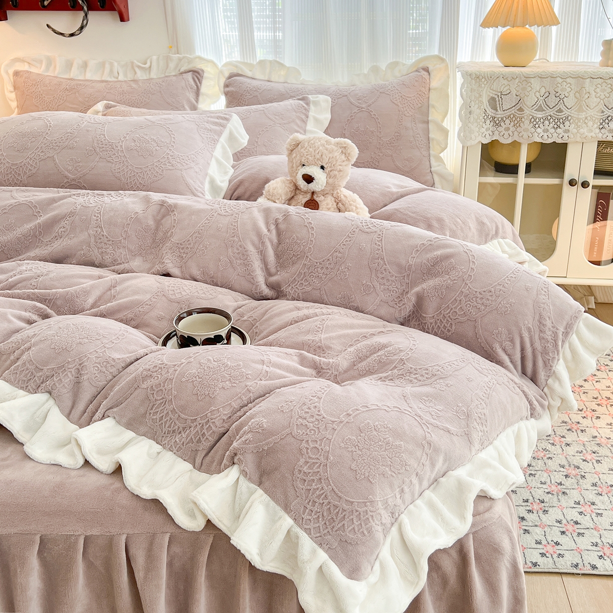 91家纺网 家纺一手货源 找家纺 安哆啦家纺 2025新款法式雕花牛奶绒花边四件套 蕾丝花-灰