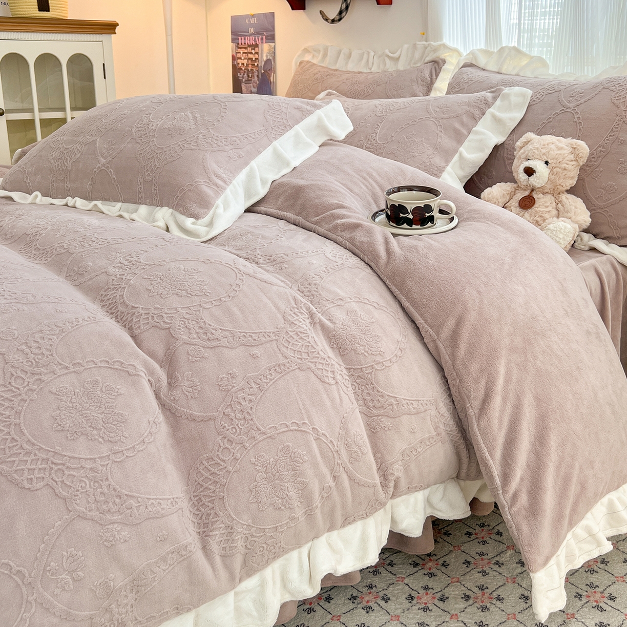 91家纺网 家纺一手货源 找家纺 安哆啦家纺 2025新款法式雕花牛奶绒花边四件套 蕾丝花-灰