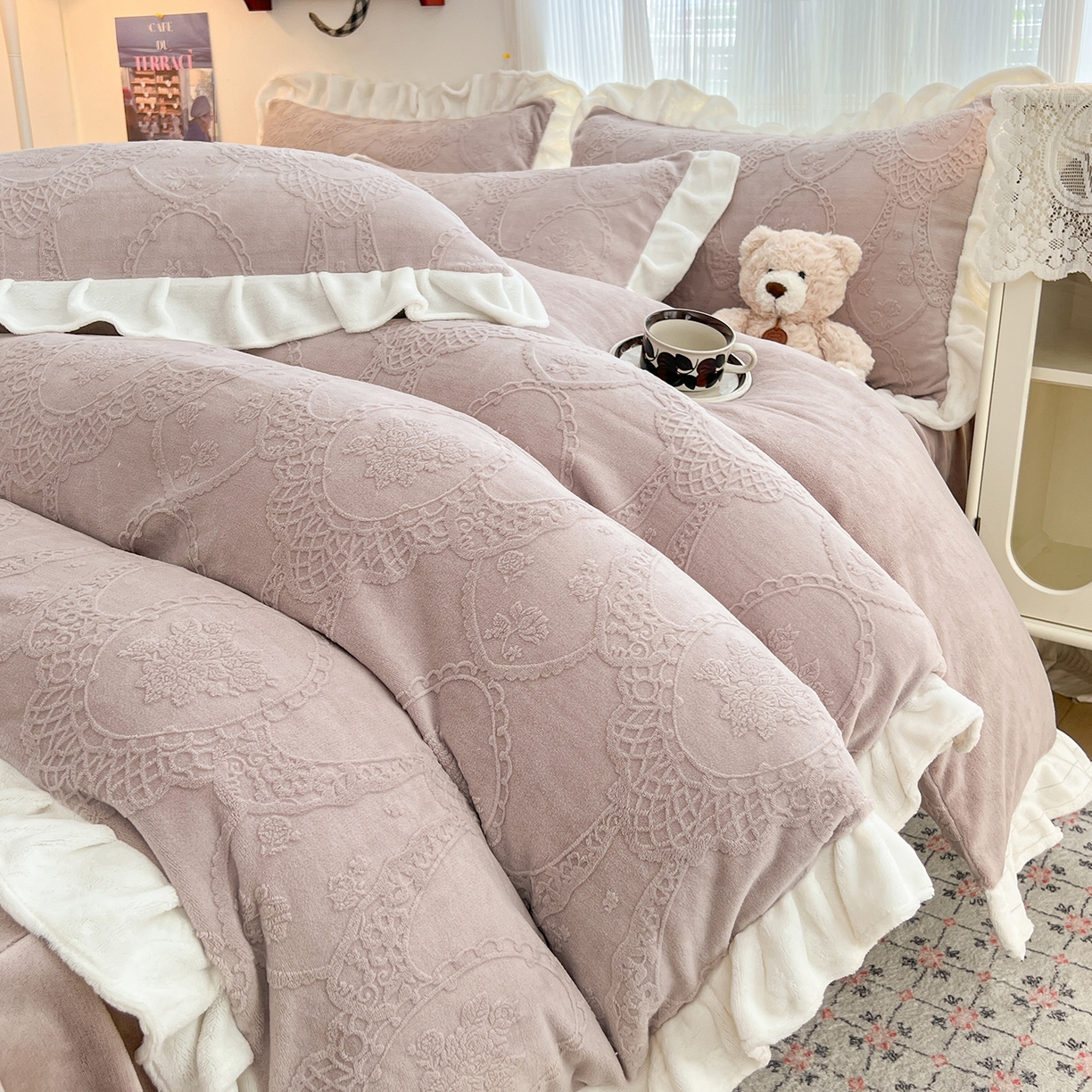 91家纺网 家纺一手货源 找家纺 安哆啦家纺 2025新款法式雕花牛奶绒花边四件套 蕾丝花-灰