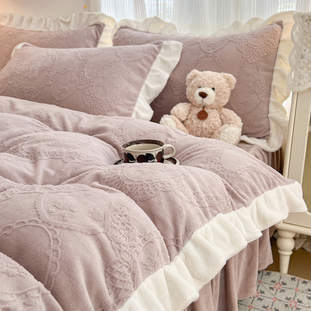 91家纺网 家纺一手货源 找家纺 安哆啦家纺 2025新款法式雕花牛奶绒花边四件套 蕾丝花-灰