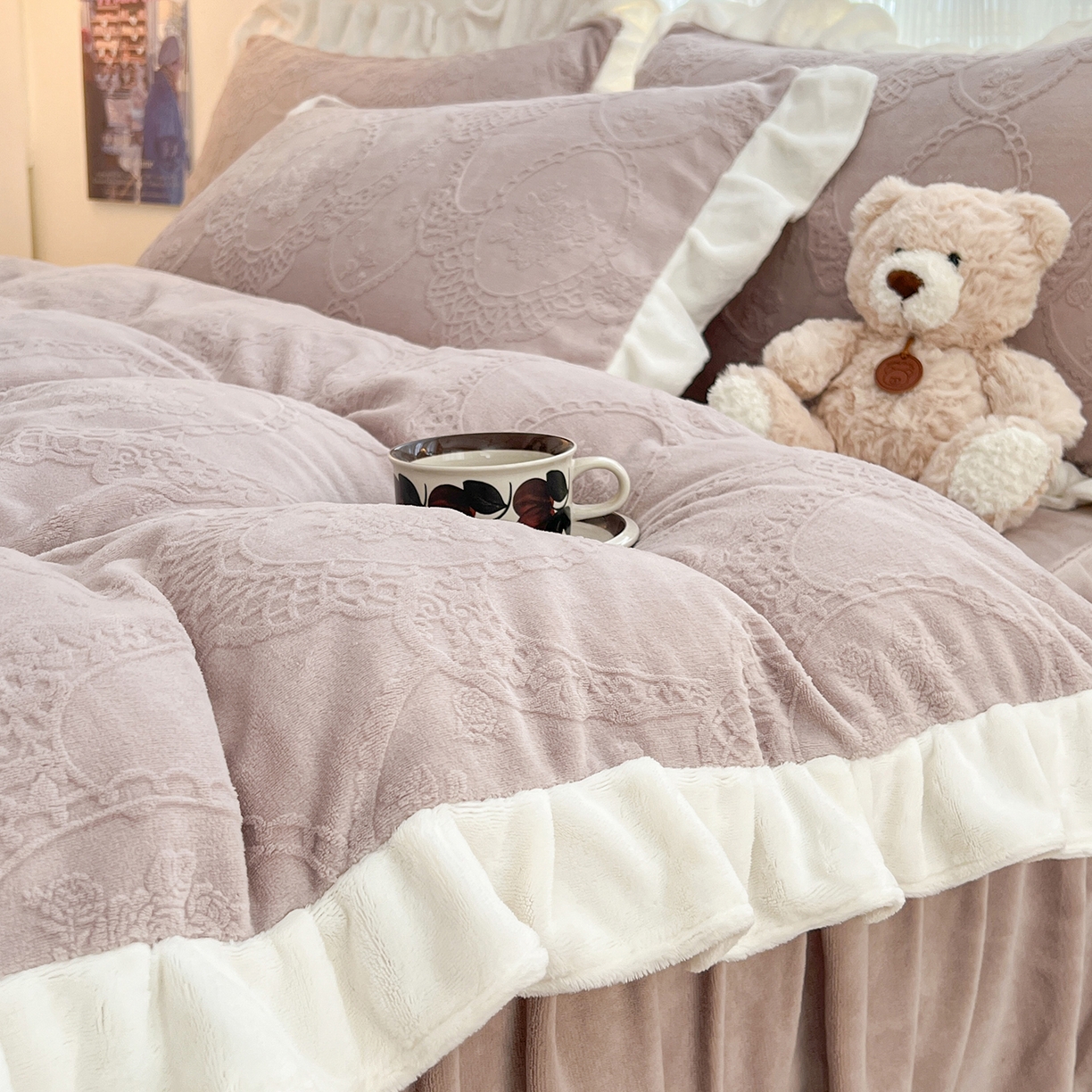 91家纺网 家纺一手货源 找家纺 安哆啦家纺 2025新款法式雕花牛奶绒花边四件套 蕾丝花-灰