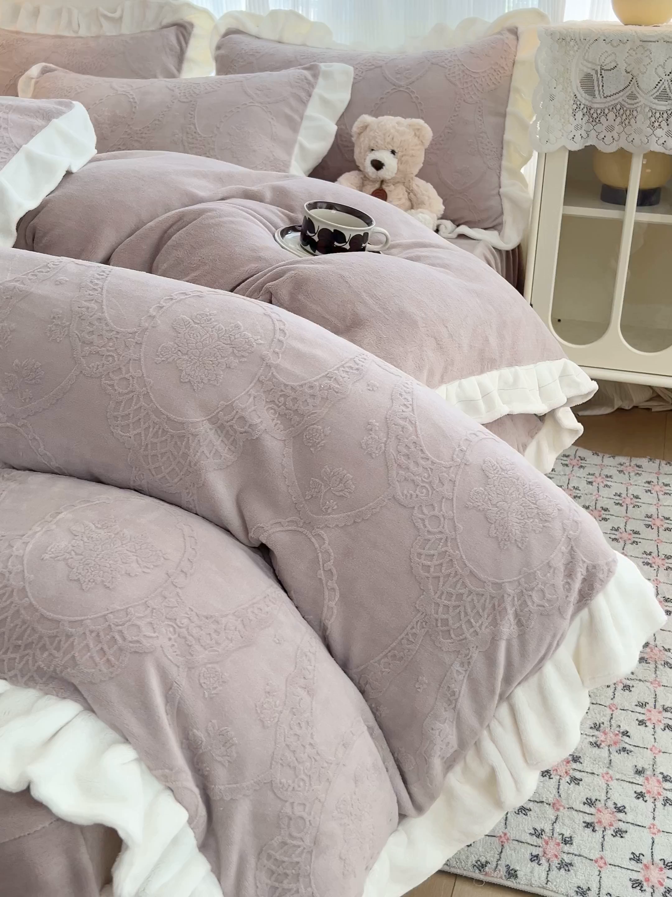 91家纺网 家纺一手货源 找家纺 安哆啦家纺 2025新款法式雕花牛奶绒花边四件套 蕾丝花-灰