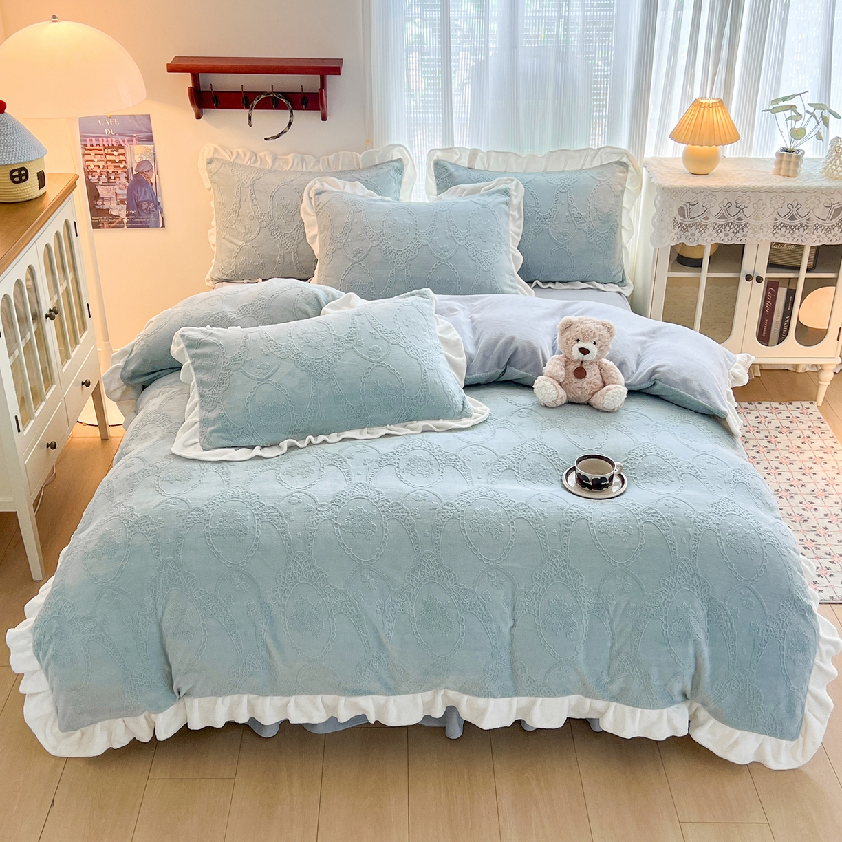 91家纺网 家纺一手货源 找家纺 安哆啦家纺 2025新款法式雕花牛奶绒花边四件套 蕾丝花-雾霾蓝